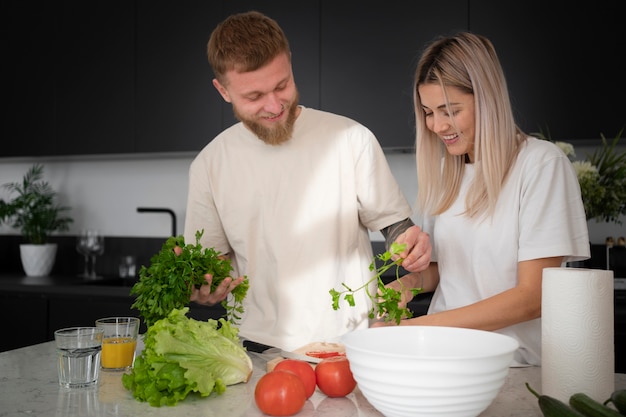 Casal em casa passando um tempo juntos