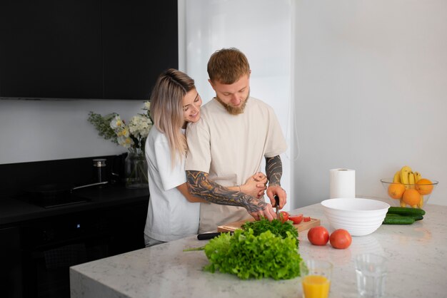 Casal em casa passando um tempo juntos