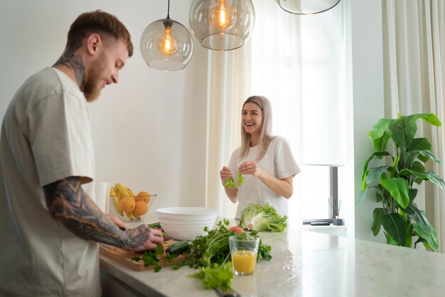 Casal em casa passando um tempo juntos