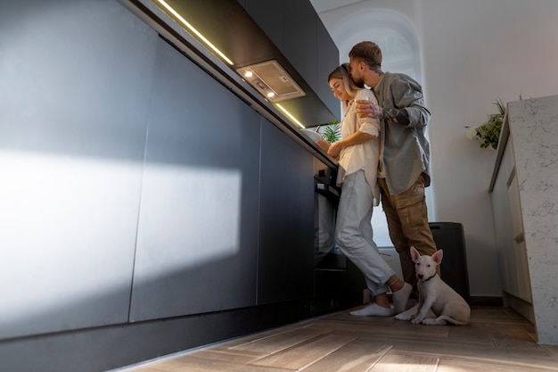 Casal em casa passando um tempo juntos