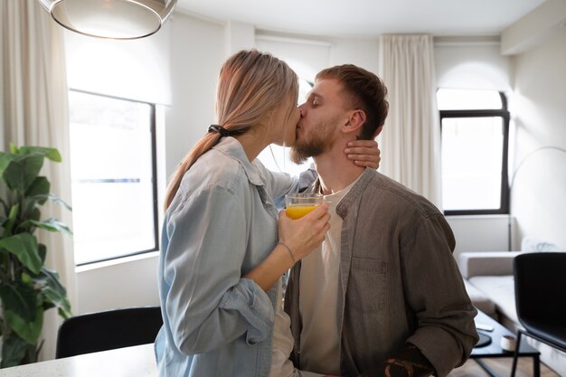 Casal em casa passando um tempo juntos