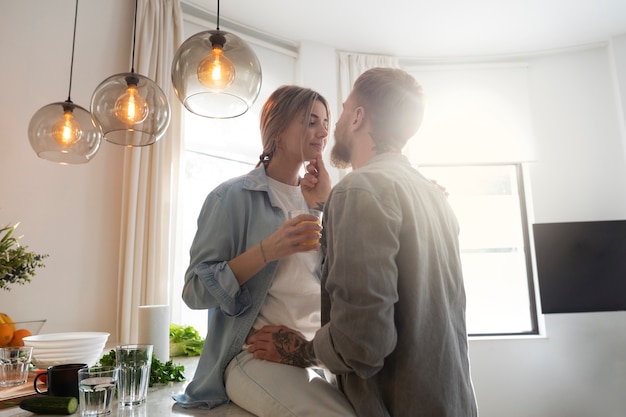 Foto grátis casal em casa passando um tempo juntos