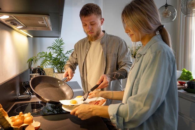 Casal em casa passando um tempo juntos