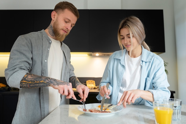 Casal em casa passando um tempo juntos