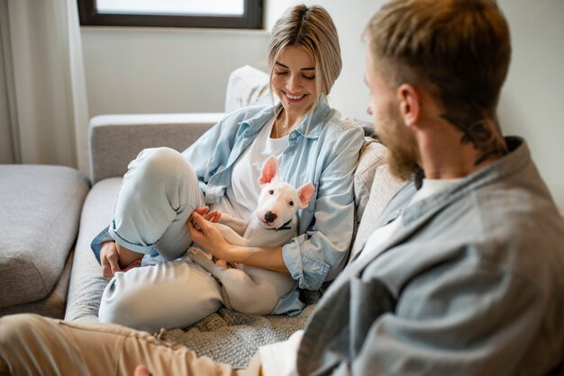 Casal em casa passando um tempo juntos