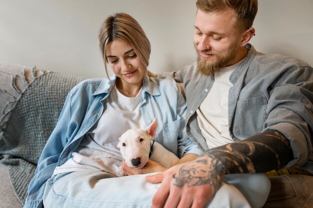 Casal em casa passando um tempo juntos