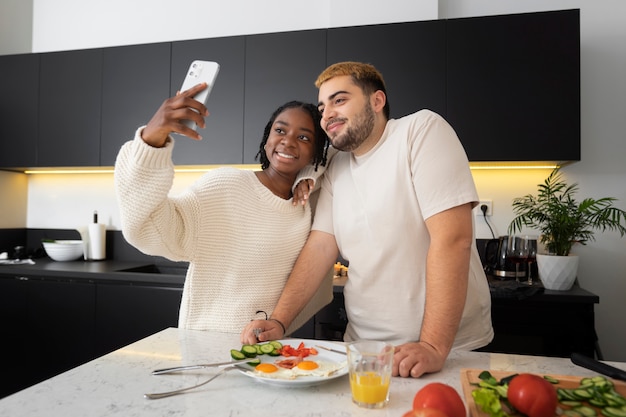 Casal em casa passando um tempo juntos