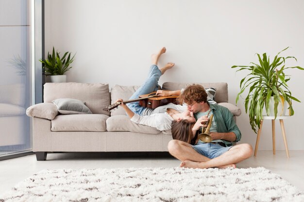 Casal em cena completa se beijando na sala de estar