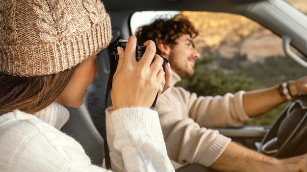 Foto grátis casal em close durante viagem