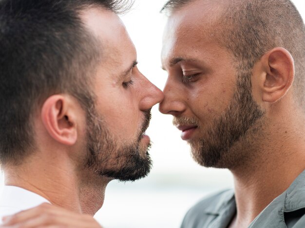 Casal em close sendo romântico