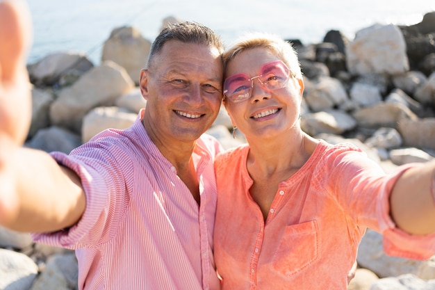 Foto grátis casal em close tirando selfie