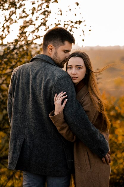 Casal em foto média posando ao ar livre