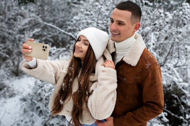 Casal em foto média tirando selfie
