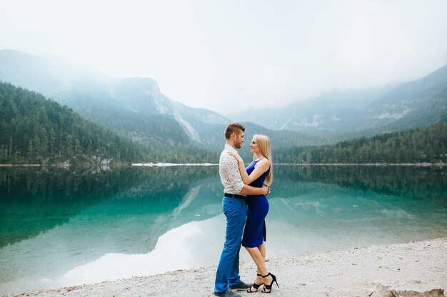 Casal em Lake Di Garda feliz