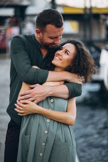 Casal em lua de mel em veneza