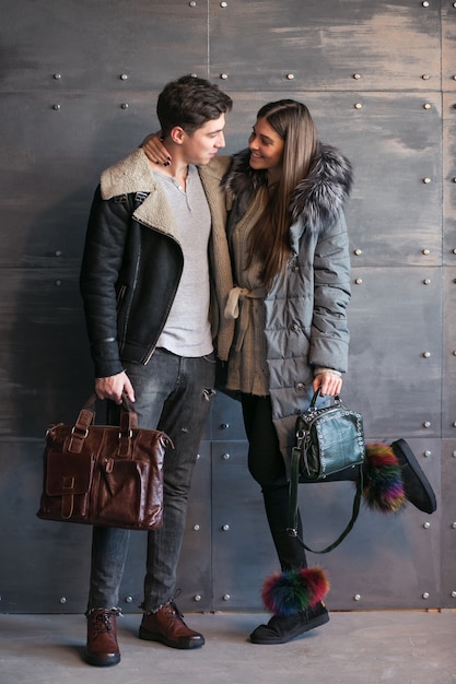 Foto grátis casal em panos de inverno em estúdio