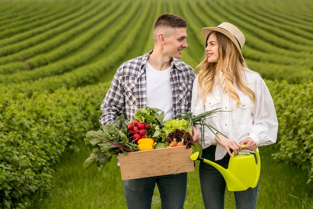 Casal em terras agrícolas