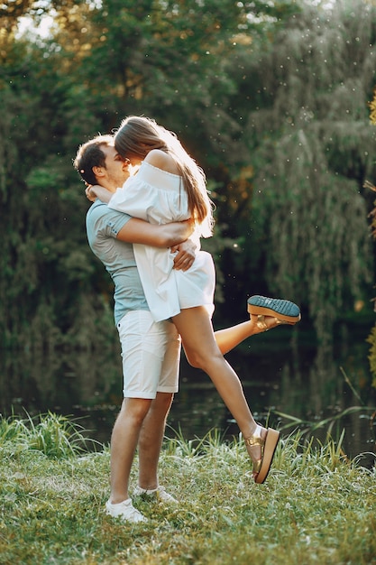 Foto grátis casal em um parque