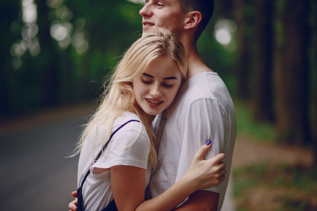 casal em um parque