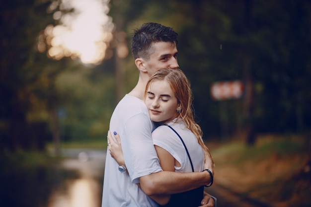 Foto grátis casal em um parque