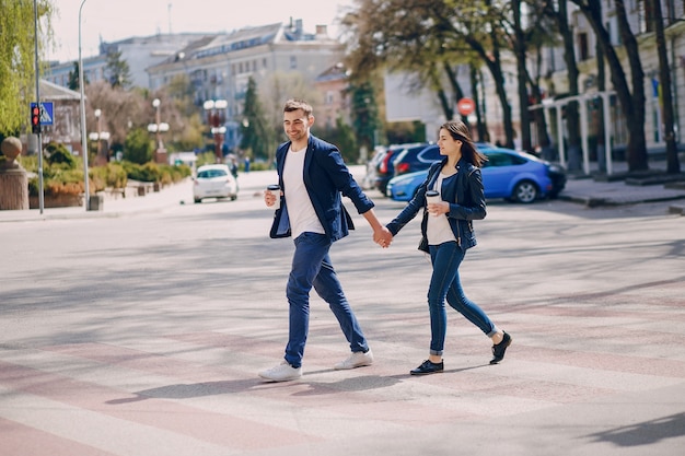 casal em uma cidade