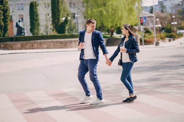 casal em uma cidade