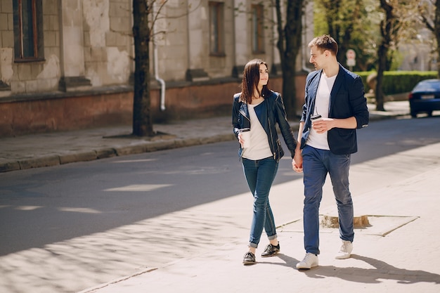 casal em uma cidade