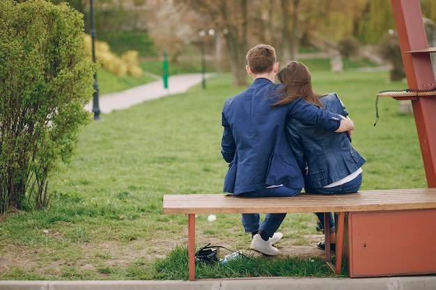 casal em uma cidade