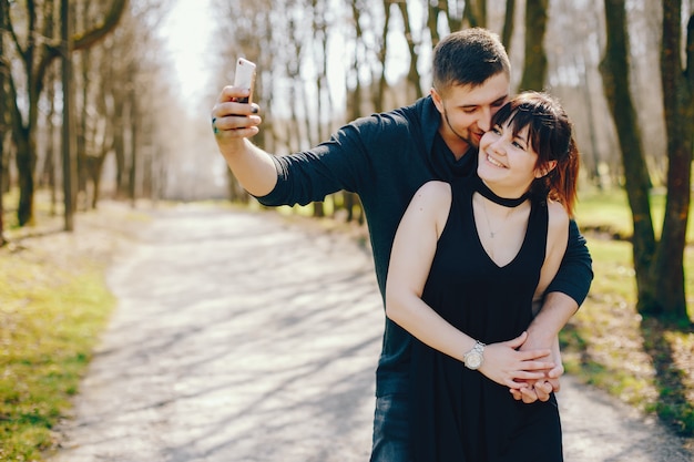 Casal em uma floresta de verão