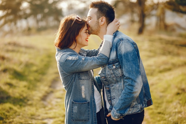 casal em uma floresta de verão