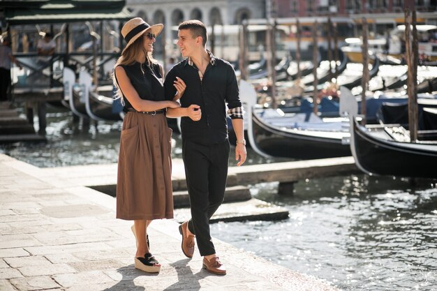 Casal em uma lua de mel em Veneza