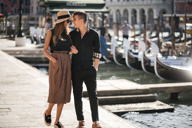 Casal em uma lua de mel em veneza