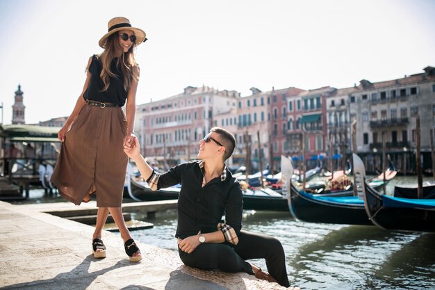 Casal em uma lua de mel em Veneza