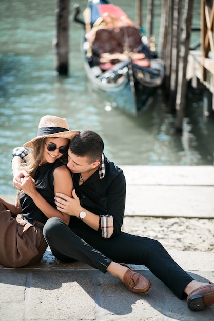 Casal em uma lua de mel em Veneza