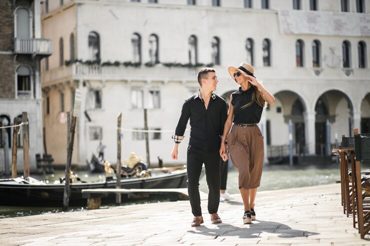 Foto grátis casal em uma lua de mel em veneza
