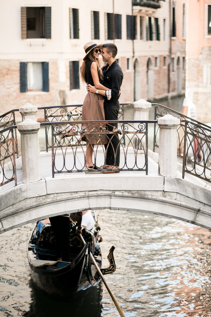 Foto grátis casal em uma lua de mel em veneza