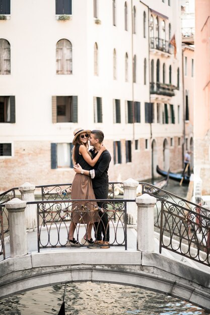 Casal em uma lua de mel em Veneza
