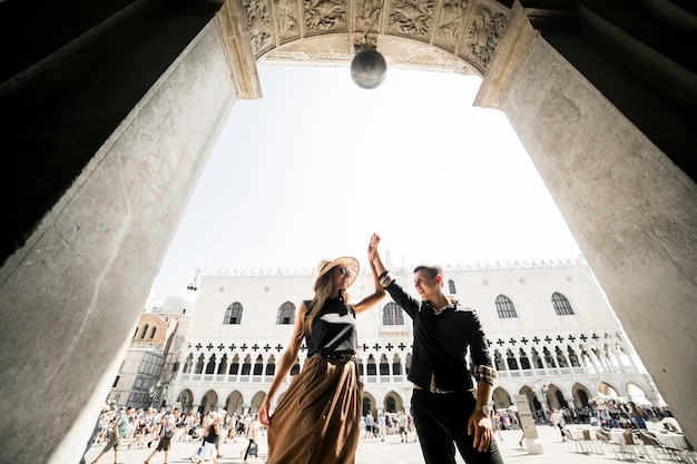 Casal em uma lua de mel em veneza