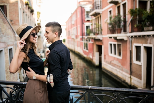 Casal em uma lua de mel em veneza