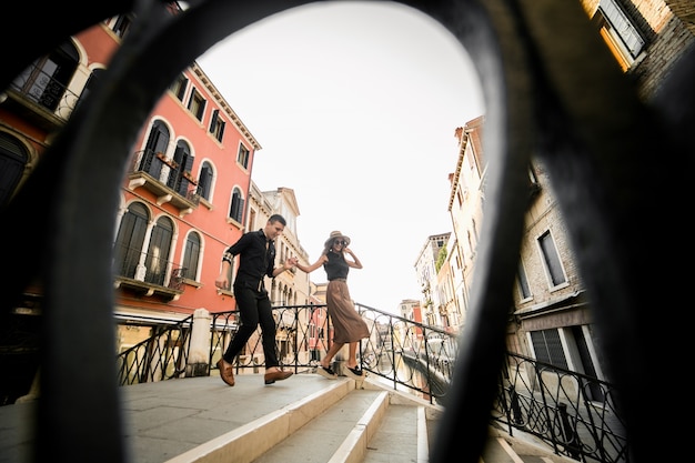 Casal em uma lua de mel em Veneza