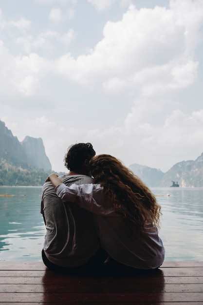 Casal em uma viagem de lua de mel