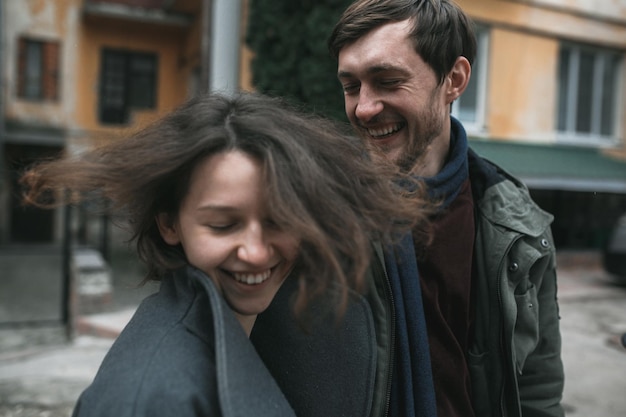 Casal encantador em um vestido andando na rua. Tonificado vintage.