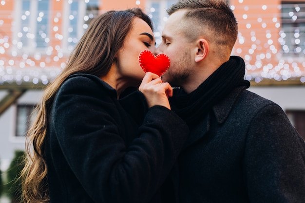 Casal encantador se beija enquanto levanta com ouvido