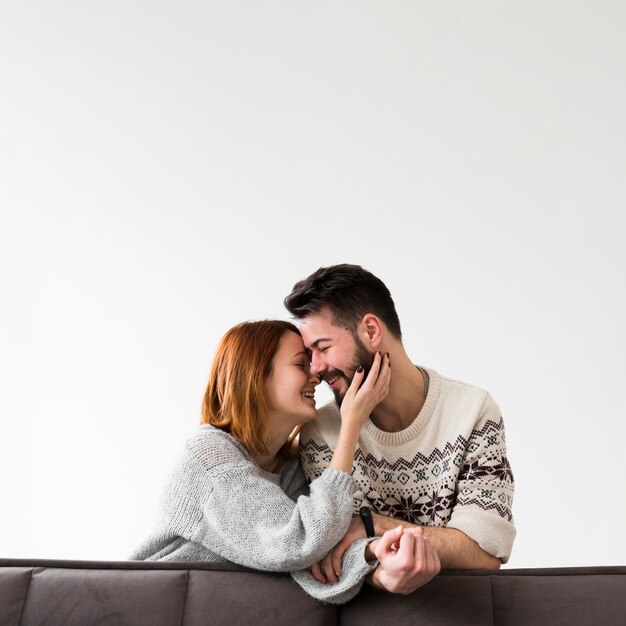 Casal encostado no sofá cópia espaço