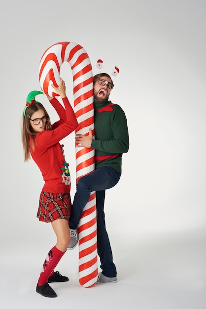 Casal engraçado de natal com bengala