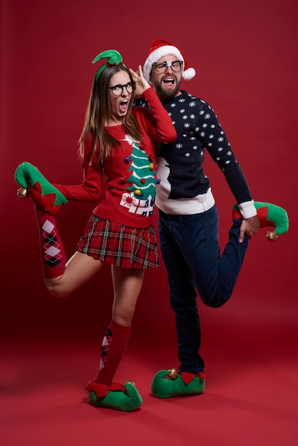 Foto grátis casal engraçado fazendo caretas insanas isoladas