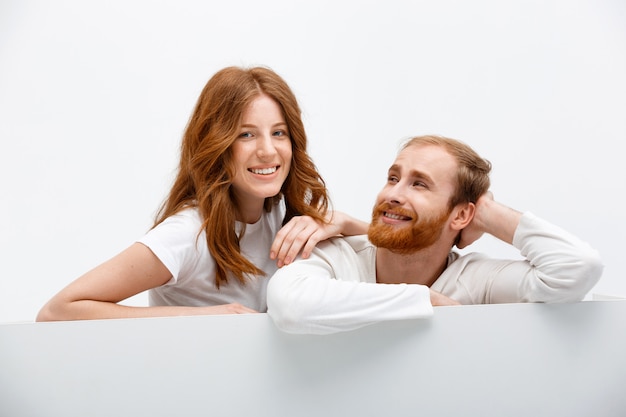 Casal engraçado ruiva magra na mesa