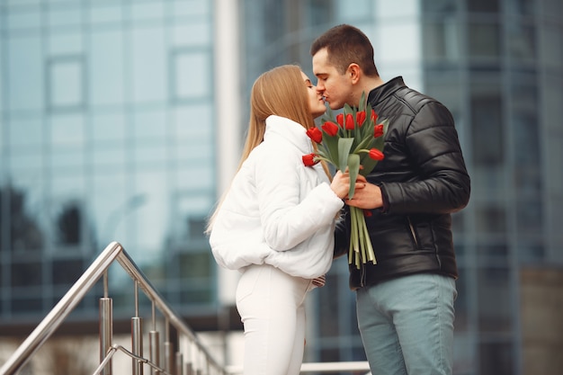 Casal europeu está de pé junto com flores