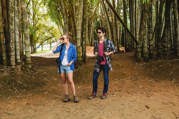 Casal explorando floresta