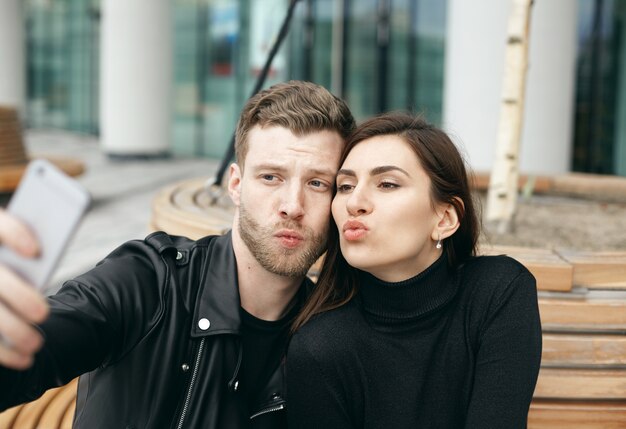 Casal expressivo posando ao ar livre